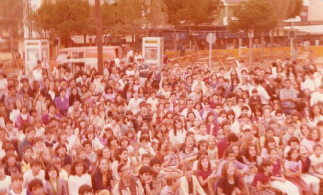 Públic assistint a un especacle a la plaça del Poble de Montornès Nord durant les festes de Sant Joan