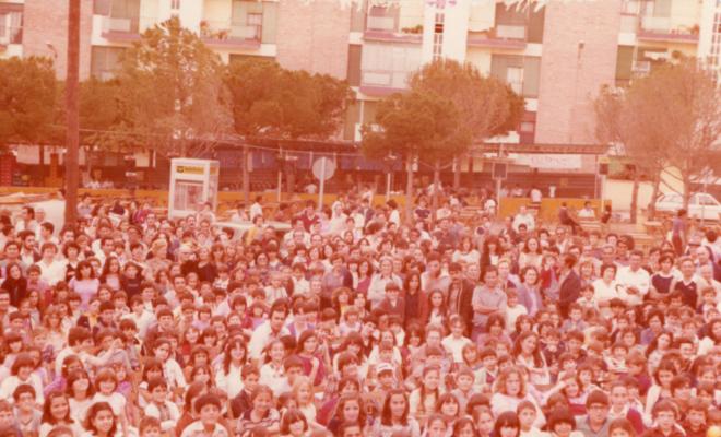Públic assistint a un especacle a la plaça del Poble de Montornès Nord durant les festes de Sant Joan