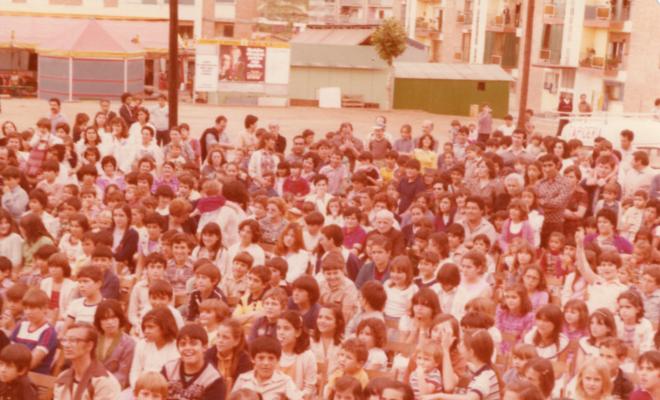 Públic assistint a un especacle a la plaça del Poble de Montornès Nord durant les festes de Sant Joan