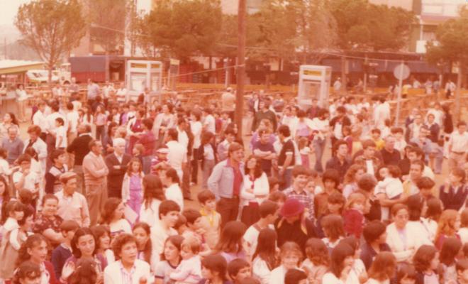 Públic assistint a un especacle a la plaça del Poble de Montornès Nord durant les festes de Sant Joan