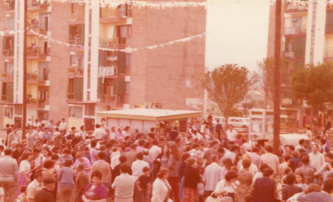 Públic assistint a un especacle a la plaça del Poble de Montornès Nord durant les festes de Sant Joan