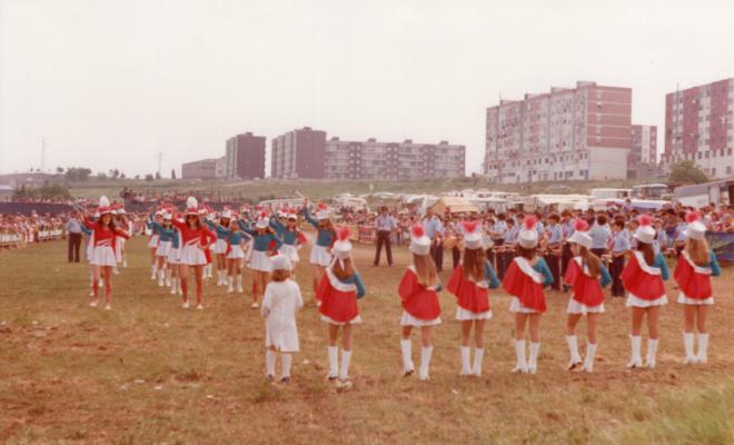 Desfilada de majorettes i músics a Montornès Nord