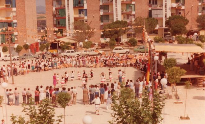Ball de gitanes a la plaça del Poble durant les festes de Sant Joan de Montornès Nord