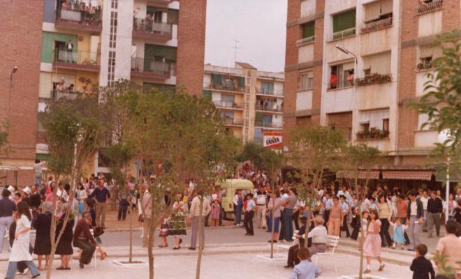 Gent a la plaça del Poble de Montornès Nord rebent l'entrada de la banda de majorettes i músics