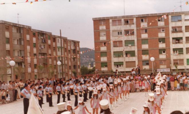 Banda de majorettes i músics a la plaça del Poble de Montornès Nord