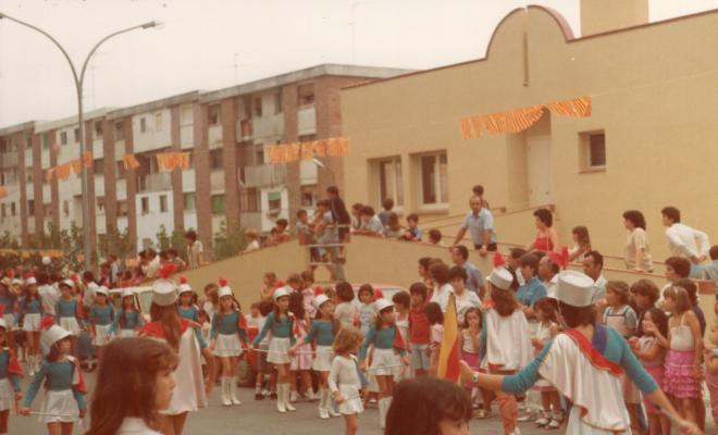 Banda de majorettes a l'acte d'inauguració del Casal d'Avis de Montornès Nord