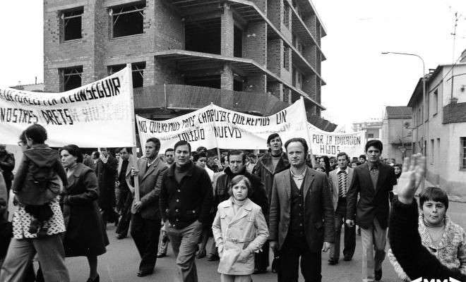 Manifestació i protesta per reivindicar més espai de pati per a lescola