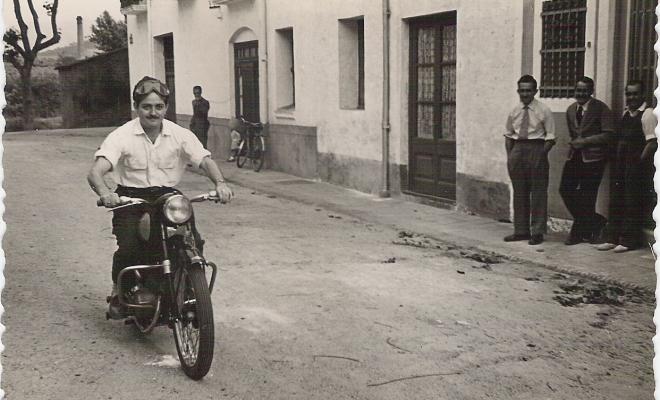 Mingo Blanchart passant pel carrer Sant Lluís amb la seva moto