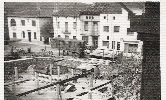 Construcció del bloc de pisos del carrer Sant Lluís i carrer Prat de la Riba