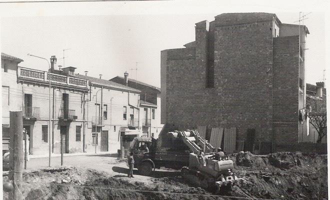 Construcció del bloc de pisos del carrer Sant Lluís i carrer Prat de la Riba
