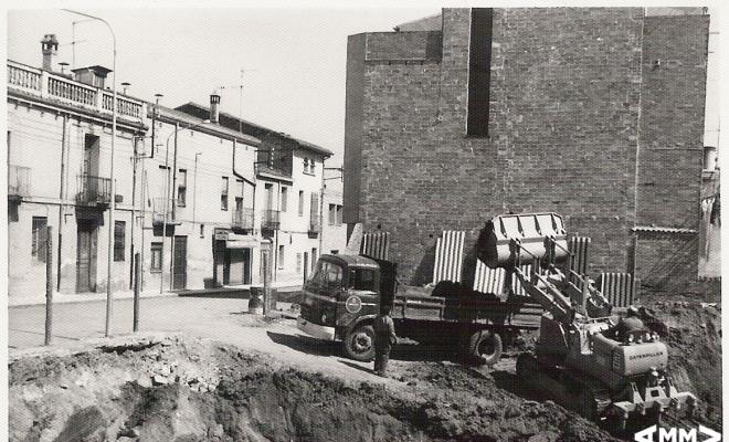 Construcció del bloc de pisos del carrer Sant Lluís i carrer Prat de la Riba
