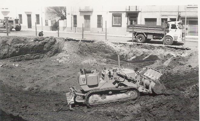Construcció del bloc de pisos del carrer Sant Lluís i carrer Prat de la Riba
