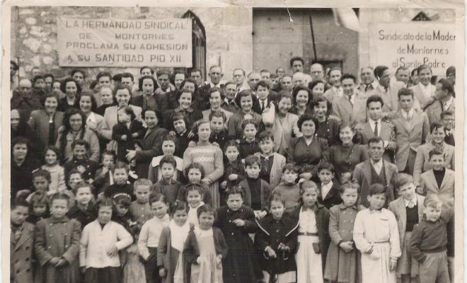 Veïns i veïnes davant de la parròquia Sant Sadurní amb motiu de l'encíclica del Papa Piu XII