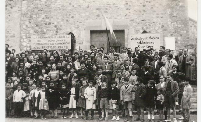 Veïns i veïnes davant de la parròquia Sant Sadurní amb motiu de l'encíclica del Papa Piu XII