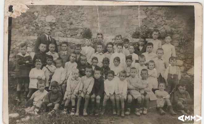 Grup escolar amb el mestre Sant Andreu abans de la Guerra