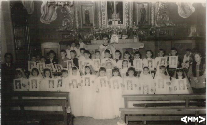 Grup que fa la comunió a l'Església