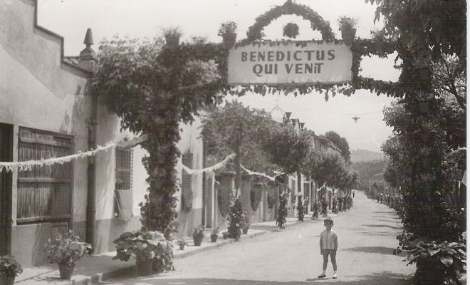 Carrer preparat per rebre la visita del bisbe Gregorio Modrego