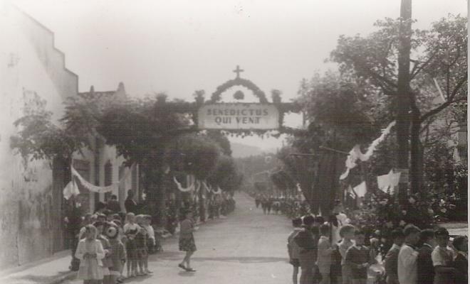 Carrer preparat per rebre la visita del bisbe Gregorio Modrego