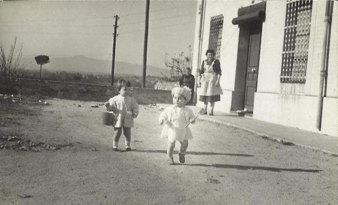 Infants al carrer de Sant Lluís
