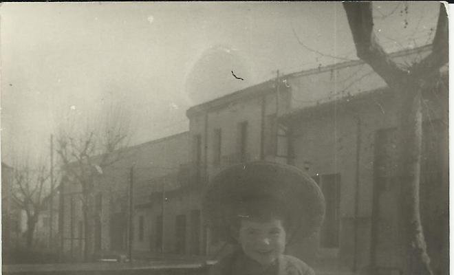 Nena al carrer de Sant Isidre