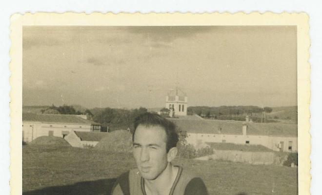 Capità de l'equip de futbol de Montornès del Vallès amb la pilota del partir