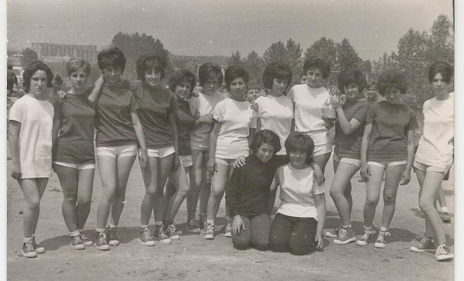 Treballadores de la Cydsa-Vitamol a l'antic camp de futbol