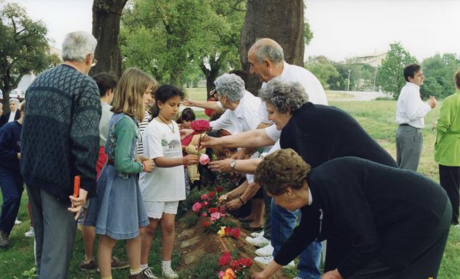 Ofrena floral a l'Àlbula commemorativa del 150è aniversari del naixement de Verdaguer