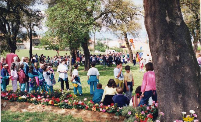 Concentració infantil i ofrena floral a l'Àlbula commemorativa. Celebració del 150è aniversari del naixement de Verdaguer