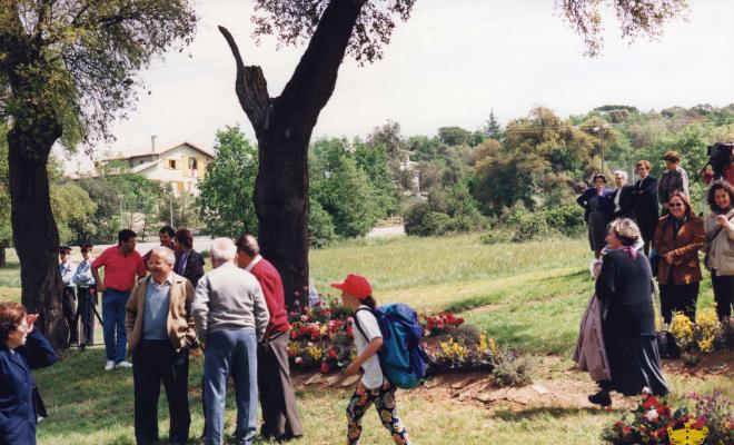 Concentració infantil i ofrena floral a l'Àlbula commemorativa. Celebració del 150è aniversari del naixement de Verdaguer