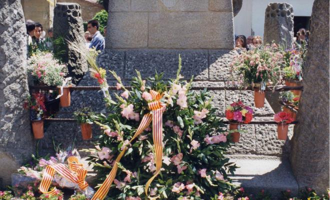 Ofrena de la corona de llorer al peu del Pedró de mossèn Cinto de la plaça Verdaguer