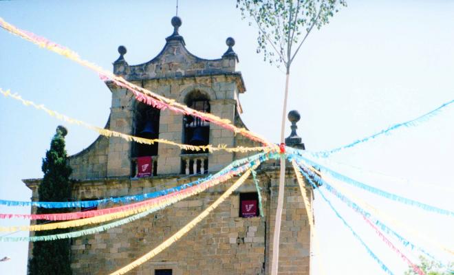 Ofrena de la corona de llorer al peu del Pedró de mossèn Cinto de la plaça Verdaguer