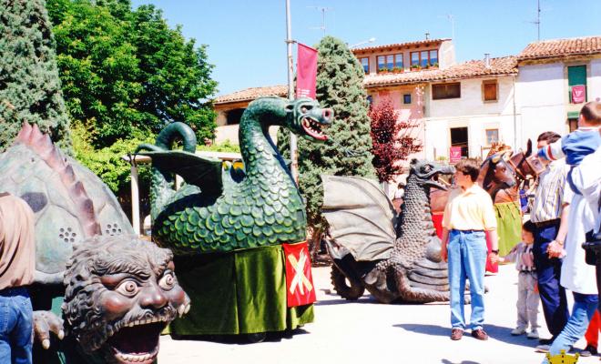 Cercavila pel poble després de l'ofrena de la corona de llorer al peu del Pedró de mossèn Cinto de la plaça Verdaguer
