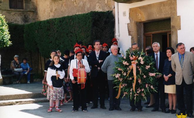 Ofrena de la corona de llorer al peu del Pedró de mossèn Cinto de la plaça Verdaguer