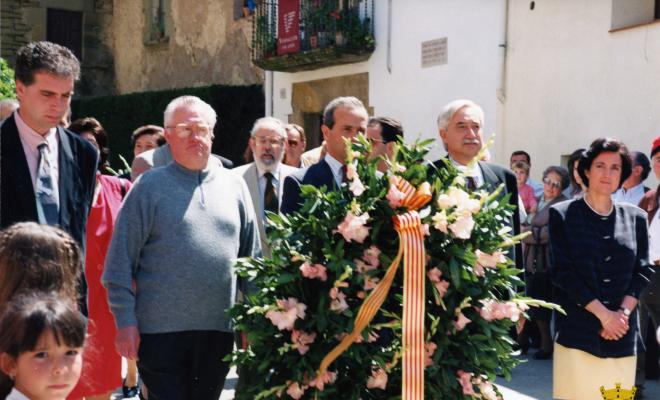 Ofrena de la corona de llorer al peu del Pedró de mossèn Cinto de la plaça Verdaguer