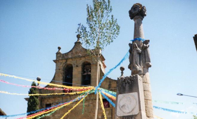Ofrena de la corona de llorer al peu del Pedró de mossèn Cinto de la plaça Verdaguer