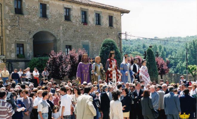 Cercavila pel poble després de l'ofrena de la corona de llorer al peu del Pedró de mossèn Cinto de la plaça Verdaguer