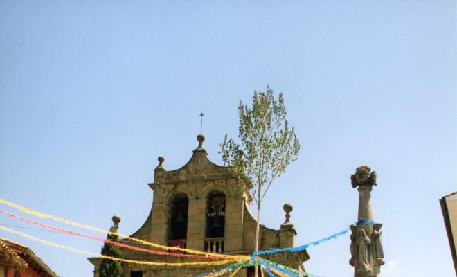 Ballets de Folgueroles al so del flabiol i el tamborí d'en Roviretes després de l'ofrena floral al Pedró de Verdaguer