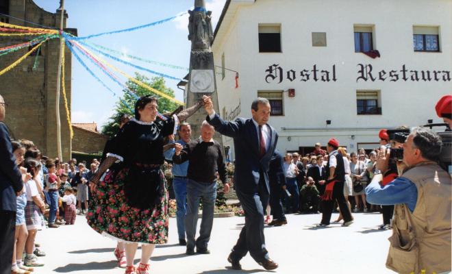 Ballets de Folgueroles al so del flabiol i el tamborí d'en Roviretes després de l'ofrena floral al Pedró de Verdaguer