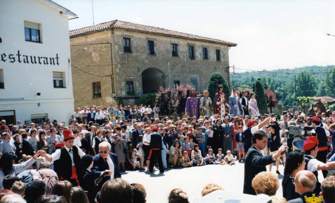 Ballets de Folgueroles al so del flabiol i el tamborí d'en Roviretes després de l'ofrena floral al Pedró de Verdaguer