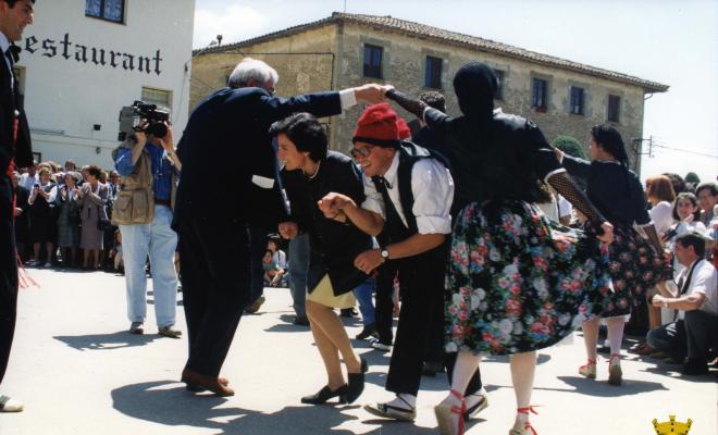 Ballets de Folgueroles al so del flabiol i el tamborí d'en Roviretes després de l'ofrena floral al Pedró de Verdaguer