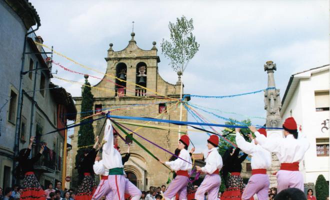 Mostra de danses tradicionals i música dels Països Catalans. Ball de cintes