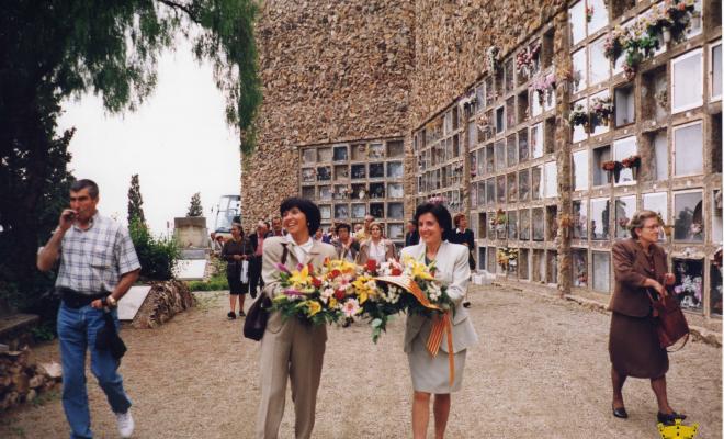 Ofrena floral a la tomba de Jacint Verdaguer
