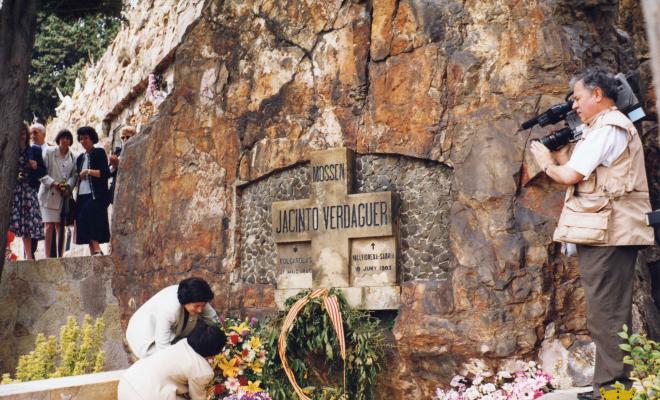 Ofrena floral a la tomba de Jacint Verdaguer