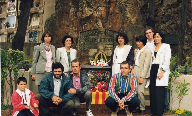 Ofrena floral a la tomba de Jacint Verdaguer