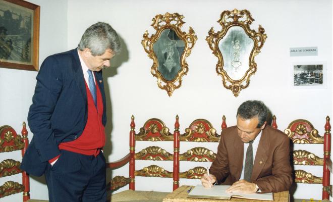 Visita col·lectiva dels folguerolencs als llocs Verdaguerians de Barcelona. Signatura del llibre d'honor del museu de Vil·la Joana per part de Gil Orriols, alcalde de Folgueroles, amb la presència de Pasqual Maragall