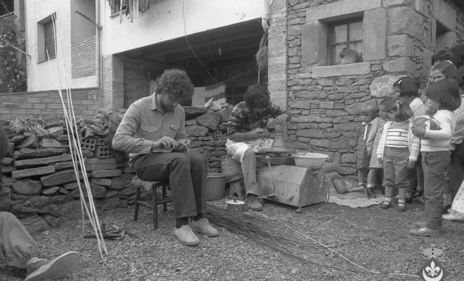 Mostra d'oficis al pati de la Casa Museu Verdaguer durant la Festa Verdaguer organitzat per Joventut Verdaguer