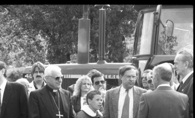 Inauguració dels monòlits de la ruta Verdaguer. Autoritats, Josep Maria Guix i Ferreres, bisbe de Vic, Joaquim Xicoy i Bassegoda, president del Parlament de Catalunya, Miquel Masramon Tenas, alcalde de Folgueroles, Enric Castellnou i Alberch, diputat al