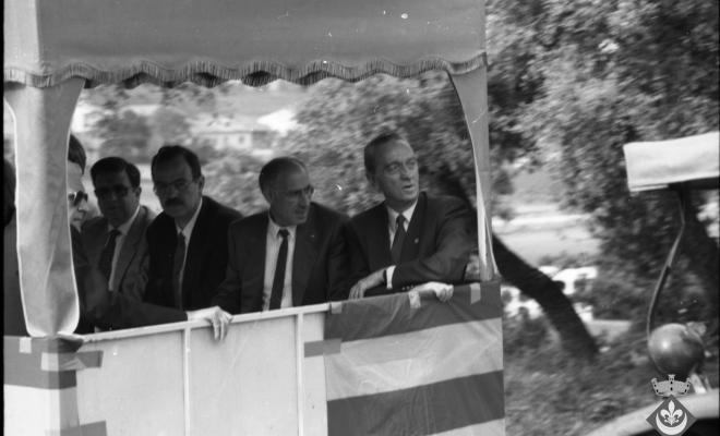 Inauguració dels monòlits de la ruta Verdaguer. Joaquim Xicoy i Bassegoda, president del Parlament de Catalunya, Miquel Masramon Tenas, alcalde de Folgueroles