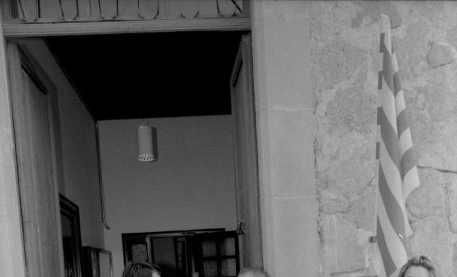 Festa Verdaguer. Recepció d'autoritats davant l'antic ajuntament. Angelino Casadevall i Joan Begara regidors