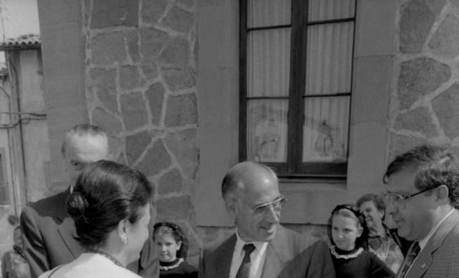 Festa Verdaguer. Recepció d'autoritats. Miquel Masramon Tenas, alcalde de Folgueroles, Joaquim Xicoy i Bassegoda, president del Parlament de Catalunya, Marta Ferrussola, primera dama de Catalunya, Enric Castellnou i Alberch, diputat al Parlament de Catal
